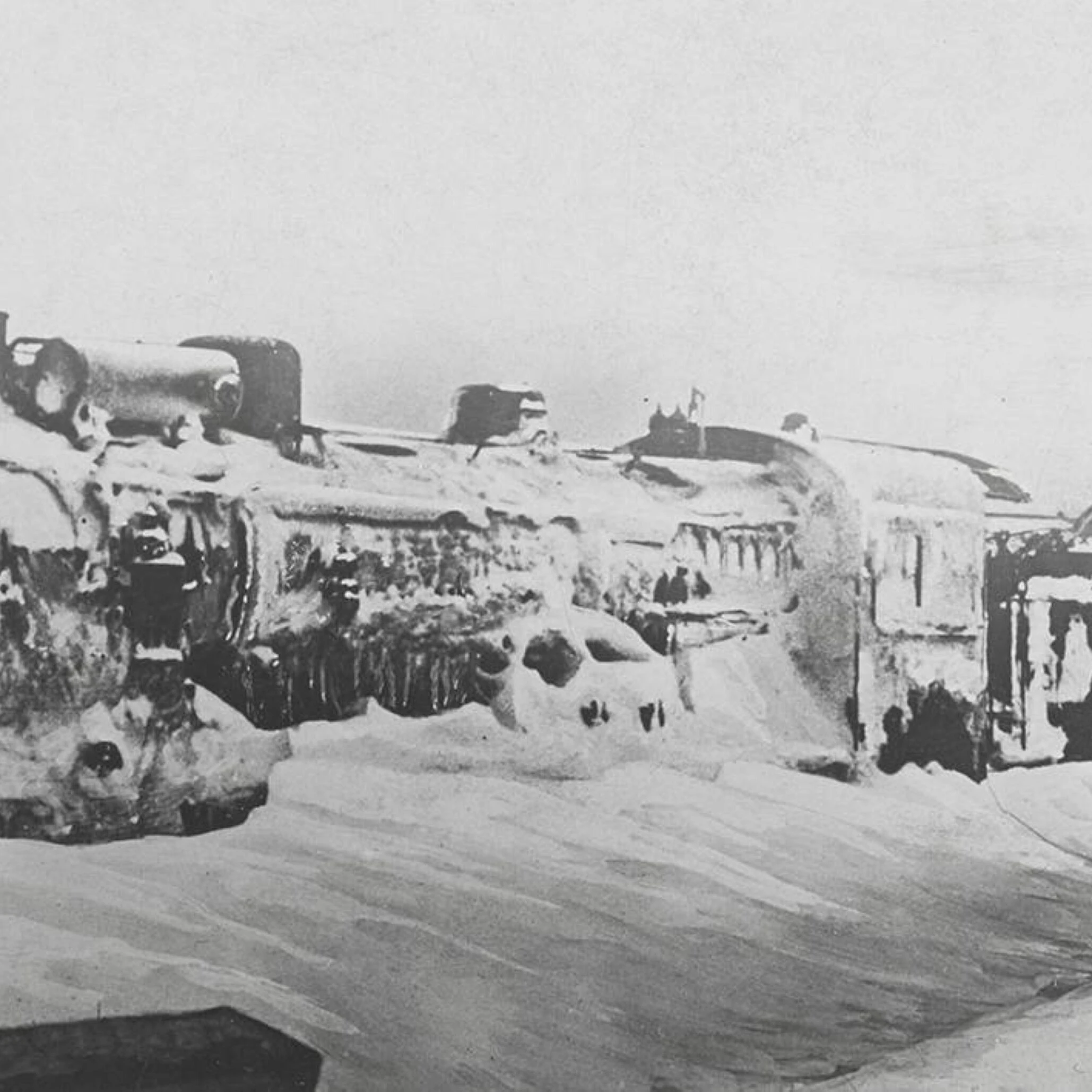 Locomotive Orient-Express gelée et bloquée dans la neige, scène hivernale 1934 évoquant Agatha Christie